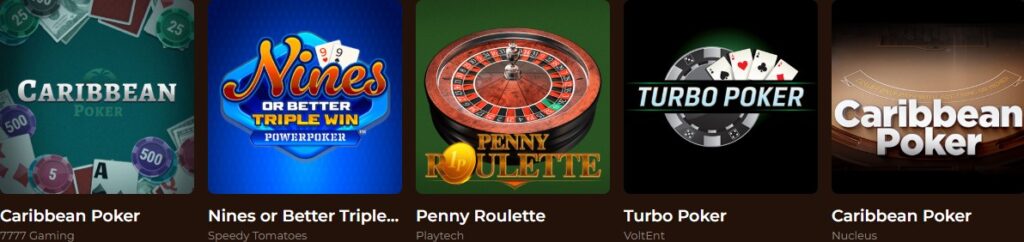 Gry stołowe w kasynie Mino z kartami i żetonami